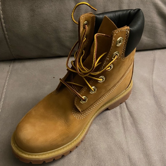 Like new Timberlands size 6 - Picture 2 of 5